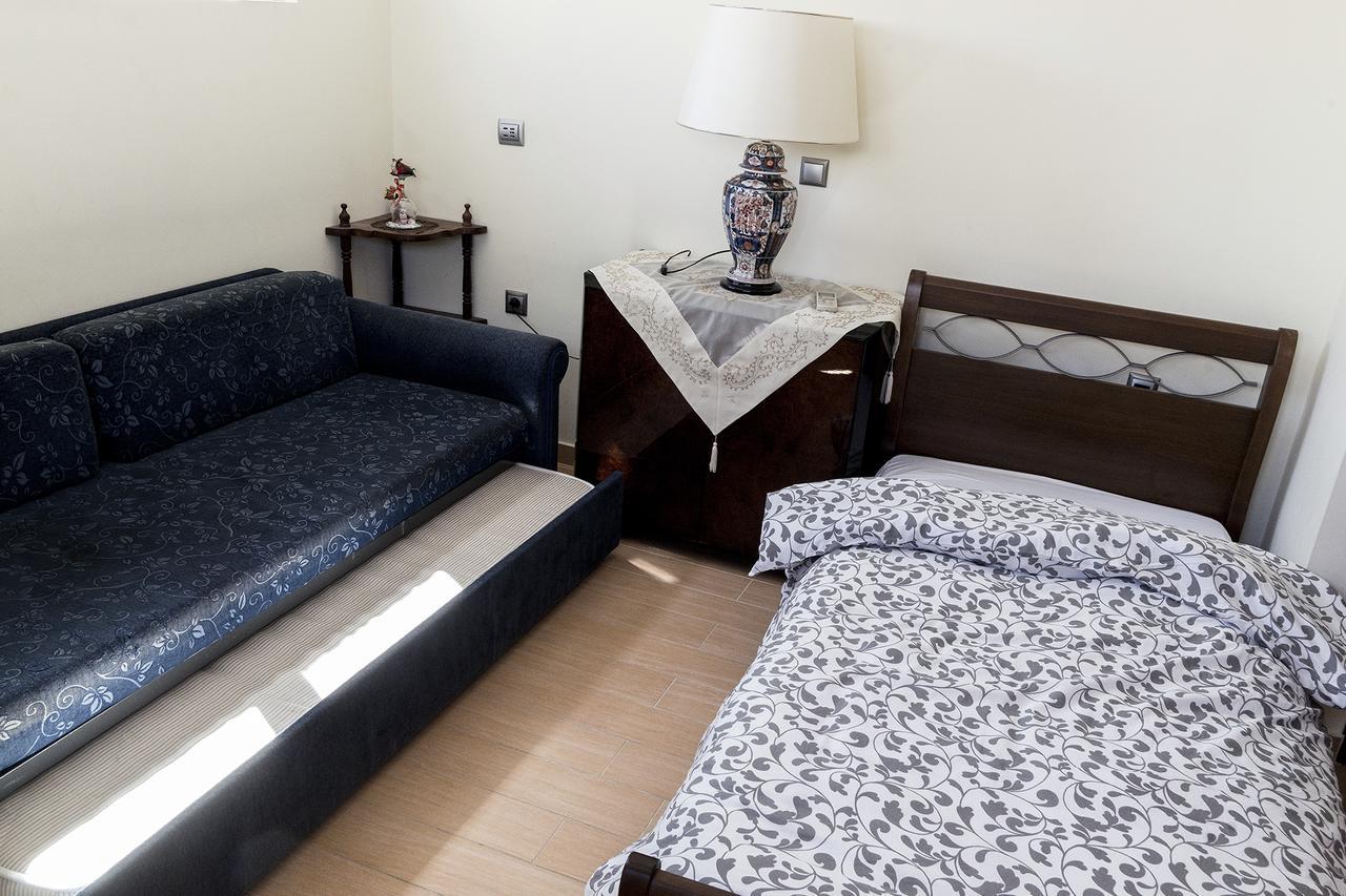 D'irene-near Athens Airport , 200 Meters From The Davis Apartment