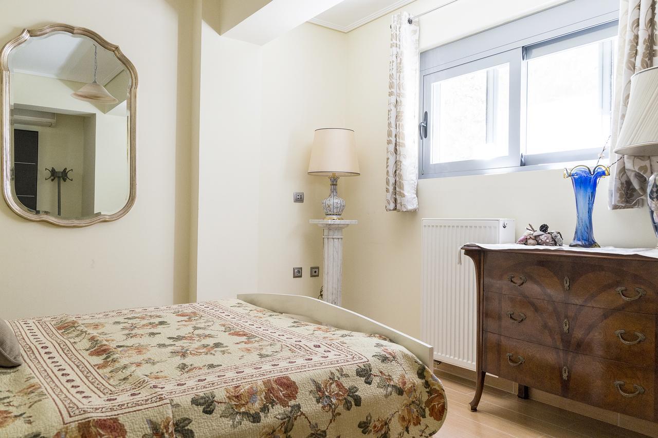 D'irene-near Athens Airport , 200 Meters From The Davis Apartment