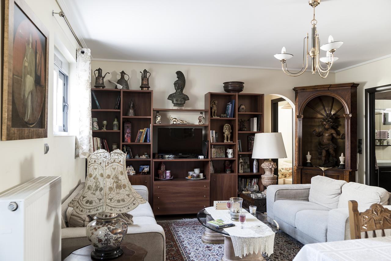 D'irene-near Athens Airport , 200 Meters From The Davis Apartment