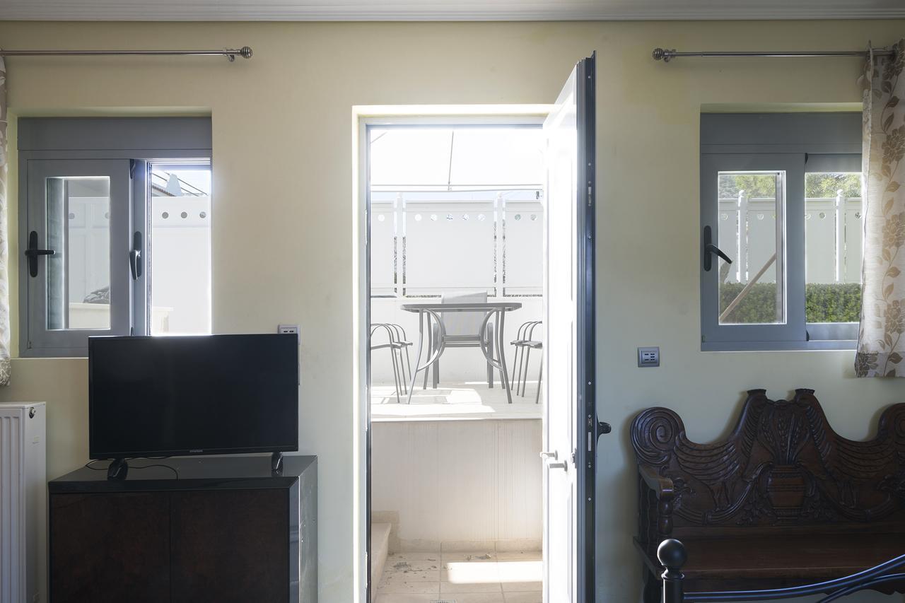 D'irene-near Athens Airport , 200 Meters From The Davis