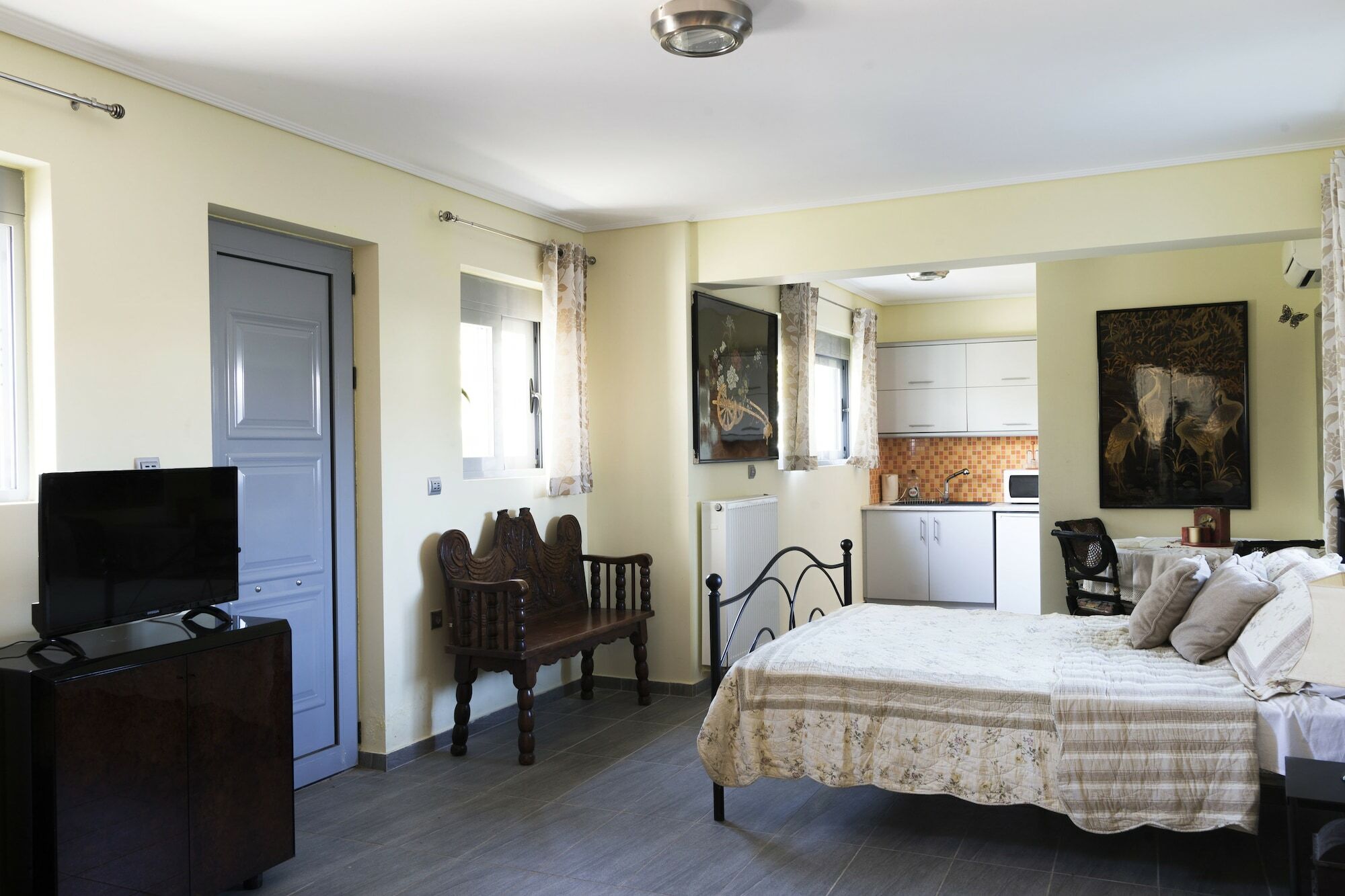 Apartment D'irene-near Athens Airport , 200 Meters From The Davis *