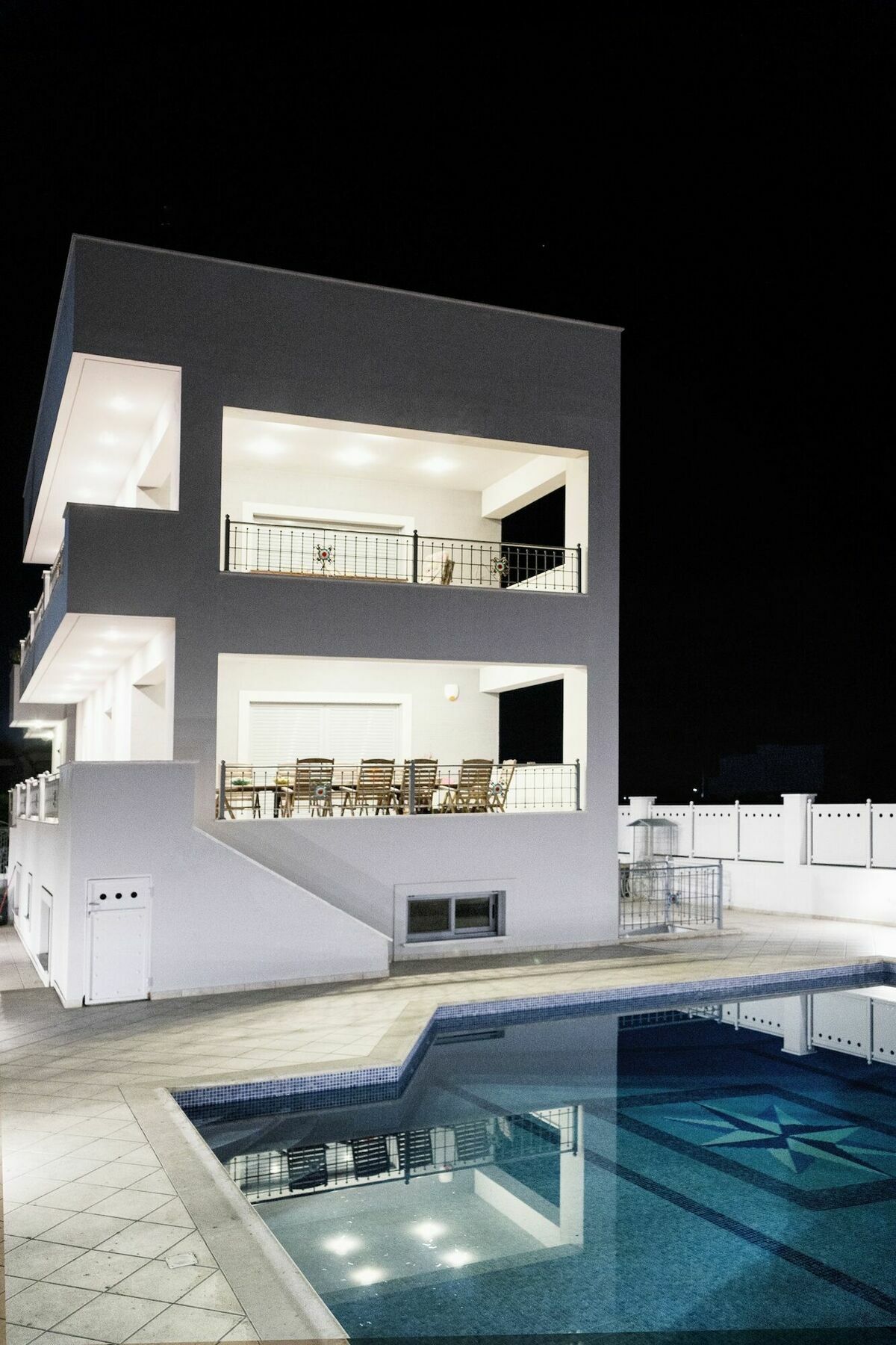 D'irene-near Athens Airport , 200 Meters From The Davis Apartment *